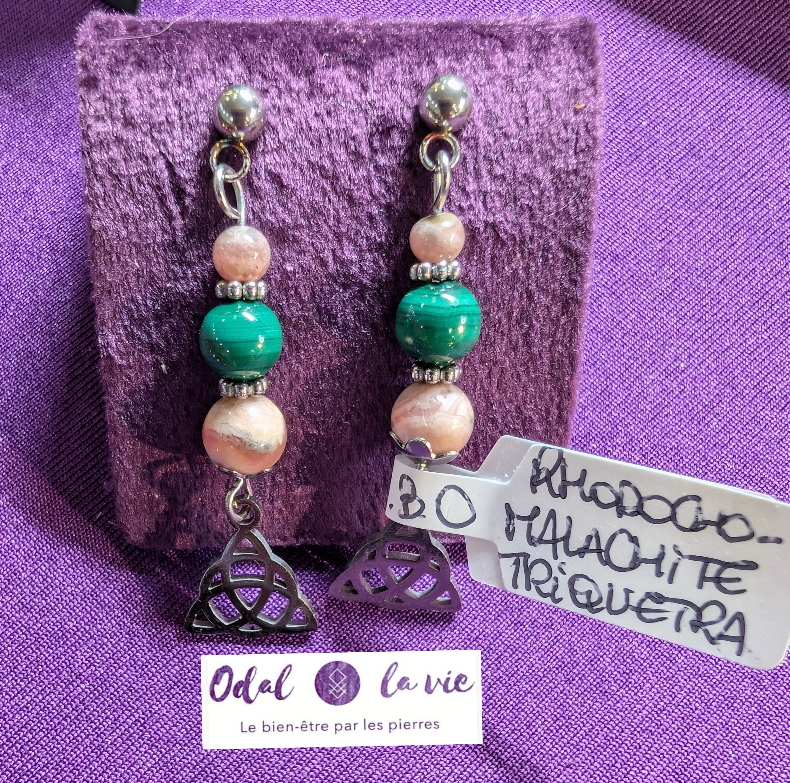 Boucles d'oreilles pierres naturelles de malachite et rhodochrosite breloque noeud celte (triquetra)