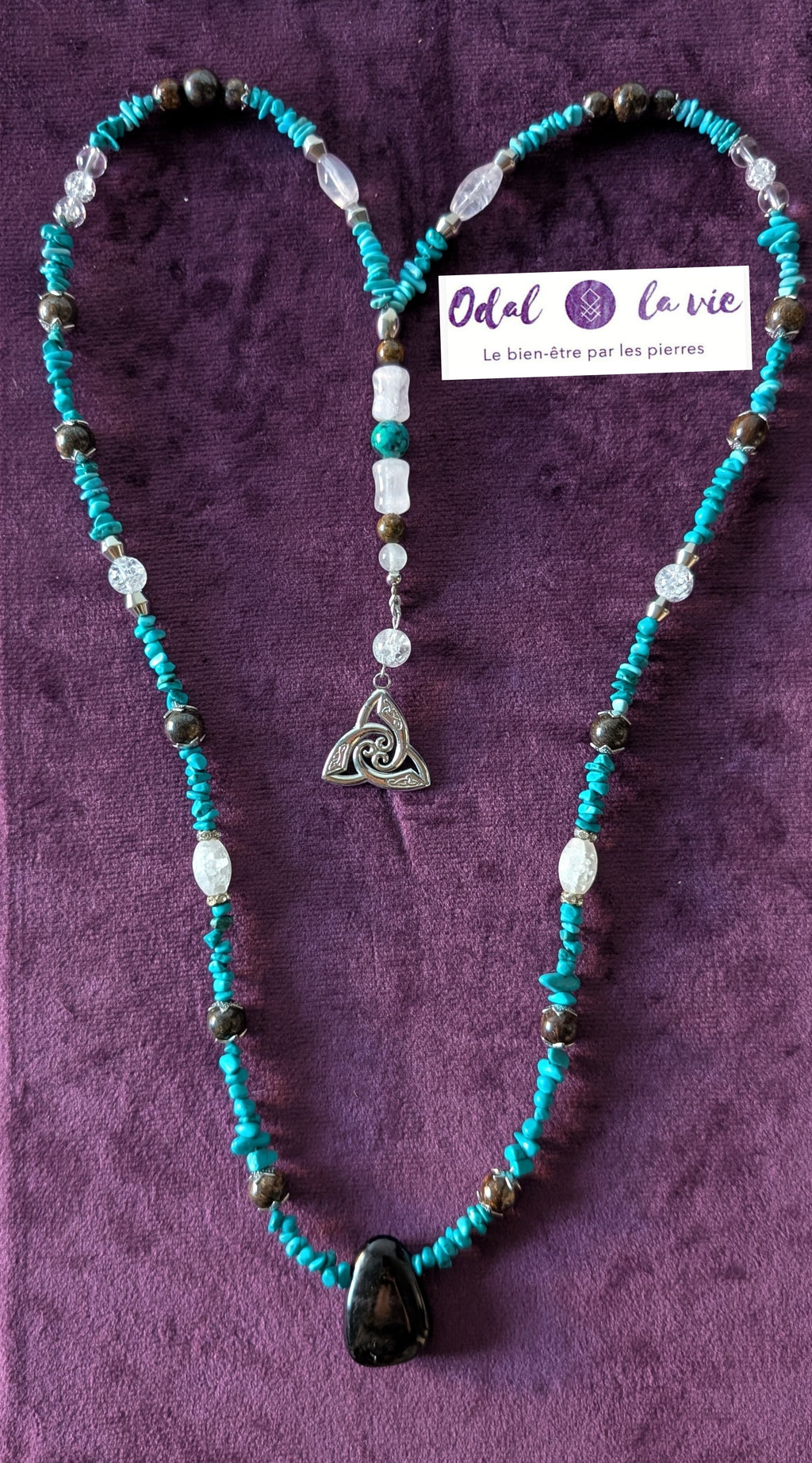 Sautoir turquoise naturelle, hypersthène, bronzite, cristal de roche craquelé et quartz rose, nœud celtique.