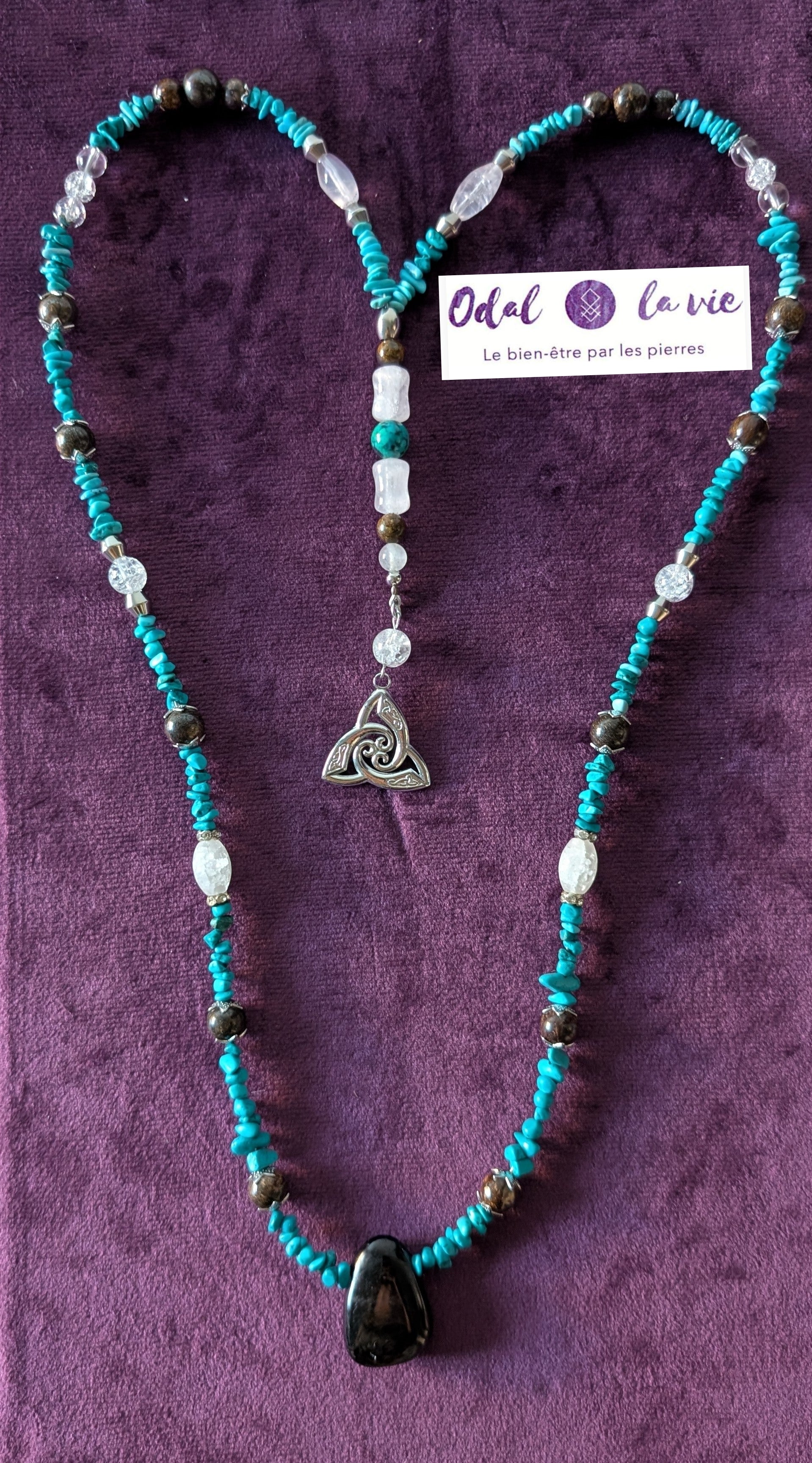 Sautoir turquoise naturelle, hypersthène, bronzite, cristal de roche craquelé et quartz rose, nœud celtique.