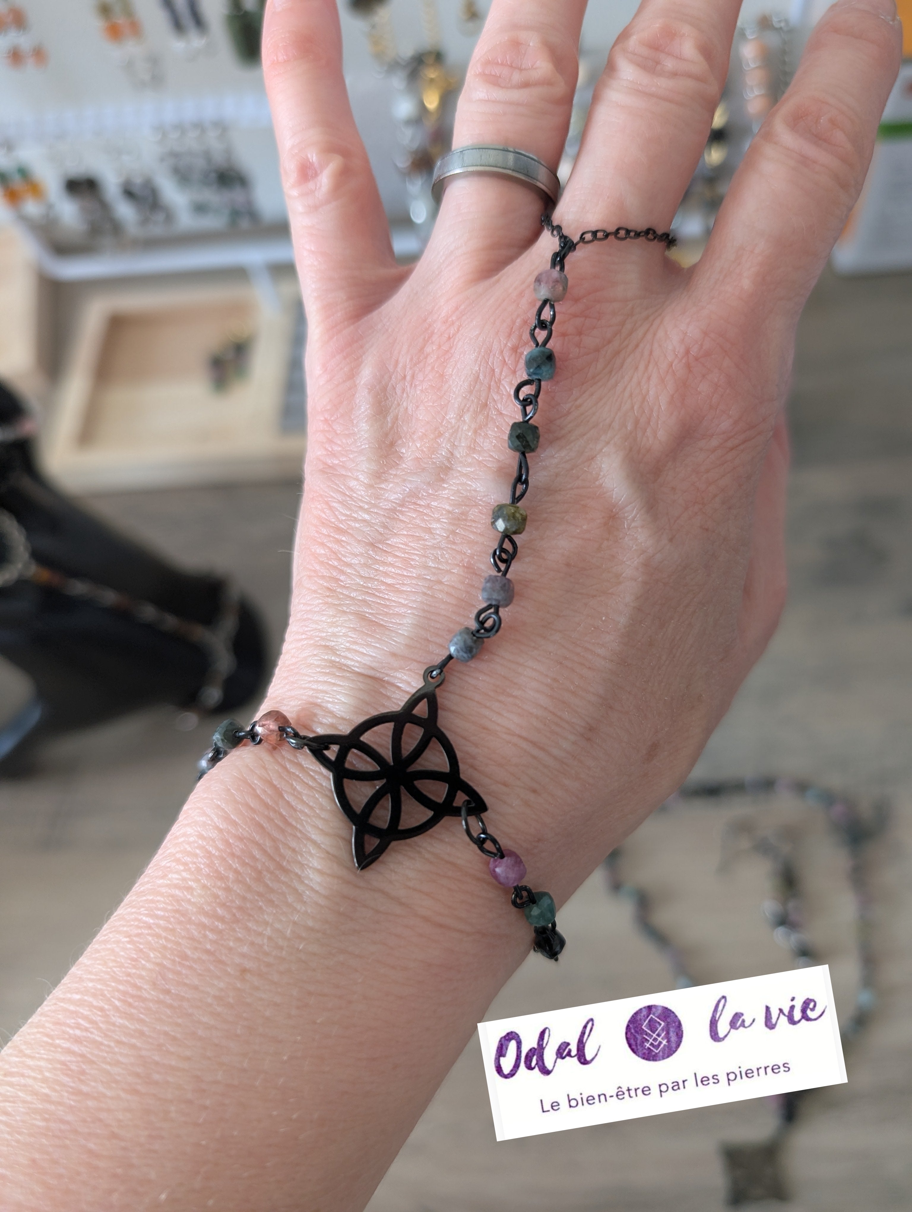 Bracelet de doigt tourmaline et nœud de sorcière