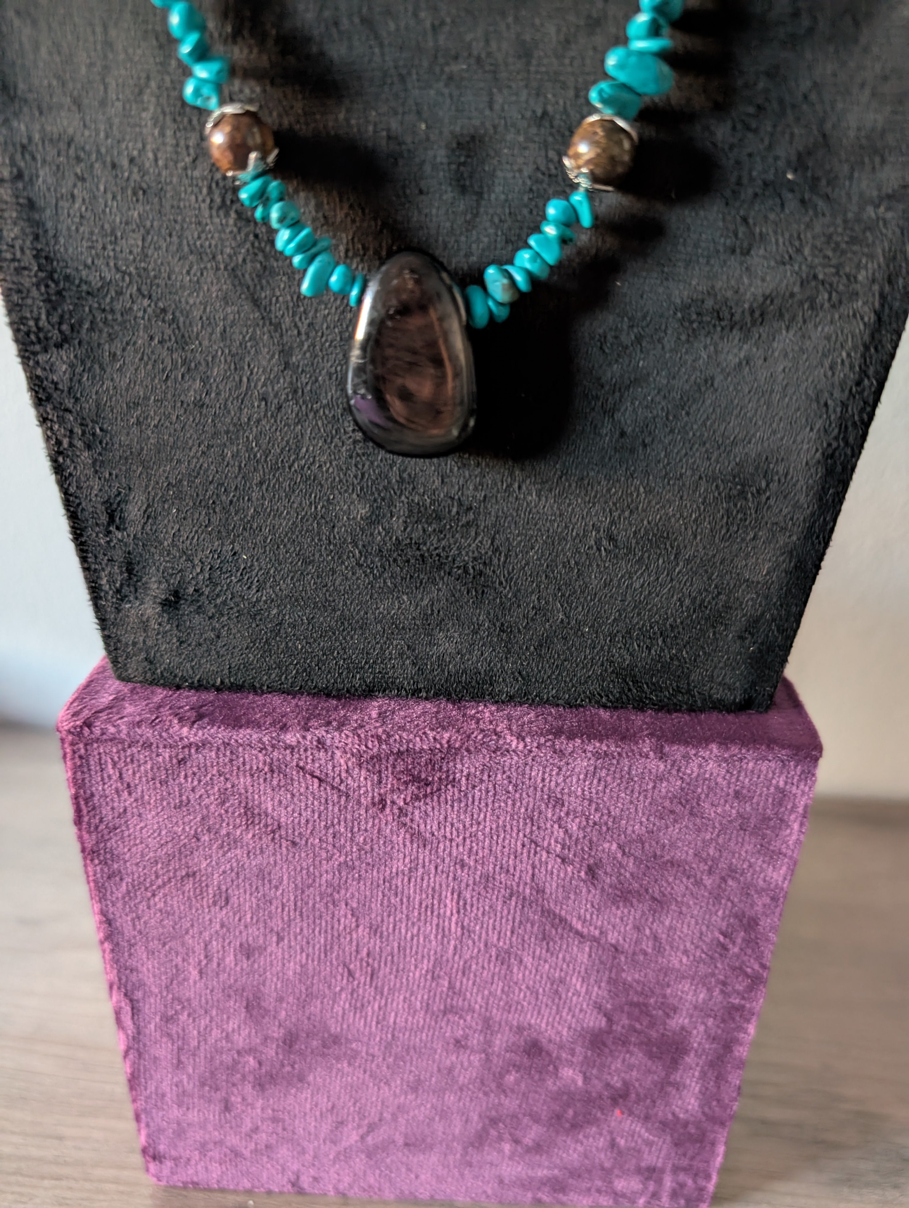 Sautoir turquoise naturelle, hypersthène, bronzite, cristal de roche craquelé et quartz rose, nœud celtique.